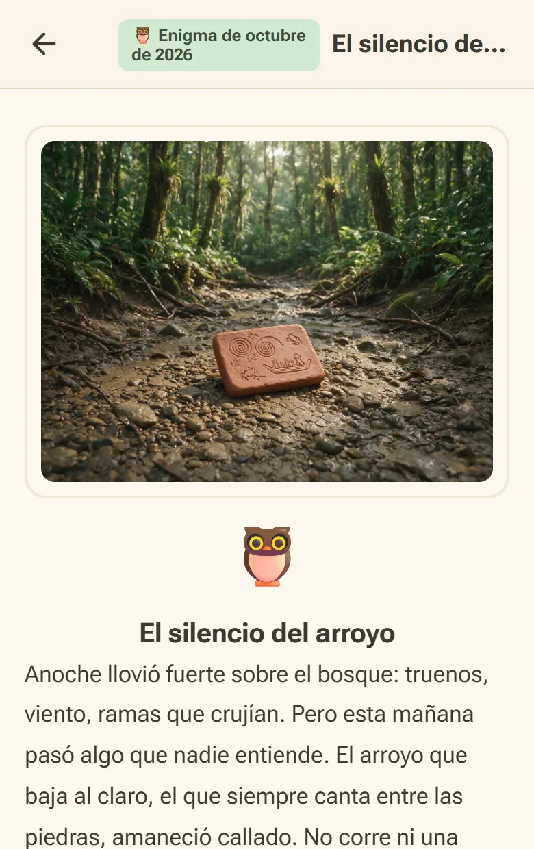 Portada del enigma «El silencio del arroyo» en un teléfono: una tablilla de barro grabada sobre el cauce seco de un arroyo en el bosque, el Búho y el comienzo de la historia